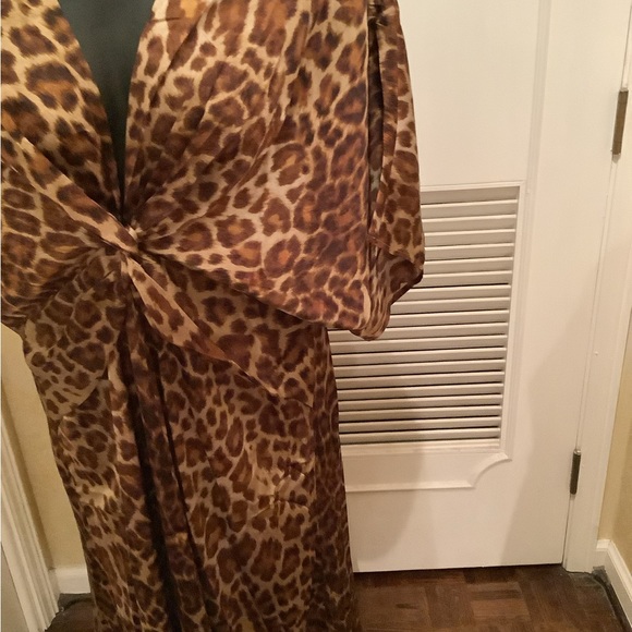 Leopard satin plus size dress - Picture 5 of 10
